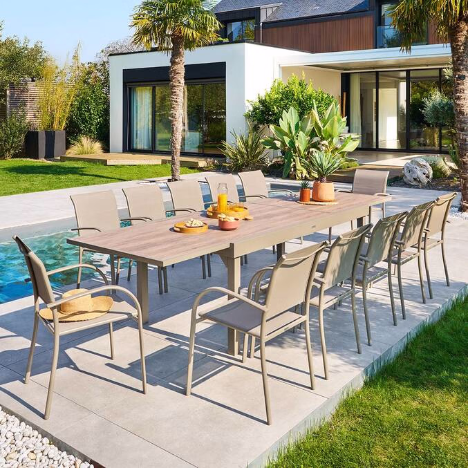 Ausziehbarer Gartentisch Piazza Hespéride – Aluminium & Glas in Holzoptik – 12 Plätze (200/320 cm)
