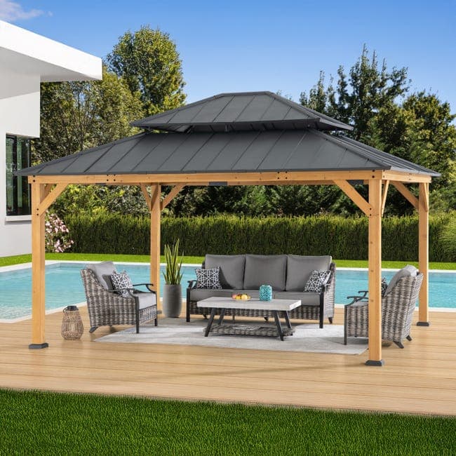 Prieel van cederhout 3,9 x 4,5 m met stalen dak